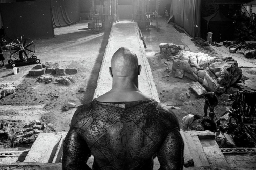 巨石强森 Dwayne Johnson 曝光个人主演 DC 反英雄电影《黑亚当 / Black Adam》最新战衣