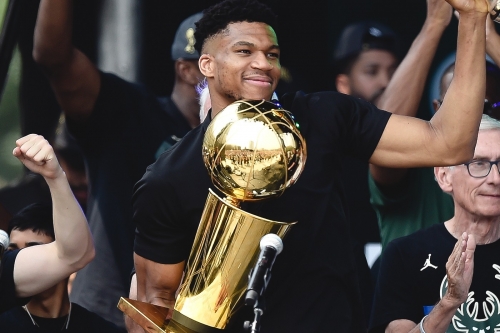 率先一览 Giannis Antetokounmpo 冠军游行配戴之 Rolex Sky-Dweller 腕表