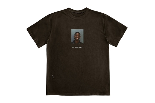 恶趣味！Travis Scott 将自己的拘捕照做成 T-Shirt 贩售