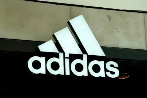 adidas 2023 年第一季度财报揭示比上年同期亏损 €4 亿欧元