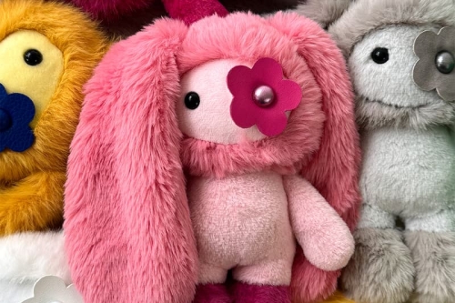 CJ Hendry 携手 Phillips 推出首个收藏玩具系列「juju」亮相