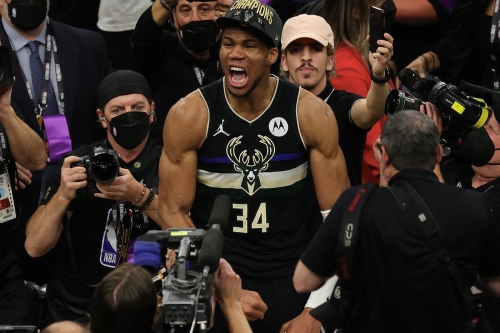 Giannis Antetokounmpo 字母哥大爆发！雄鹿暌违 50 年击败太阳拿下 NBA 总冠军