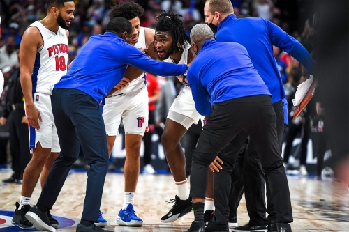 双双逐出场外，LeBron James 卡位动作引起 Isaiah Stewart 血溅球场