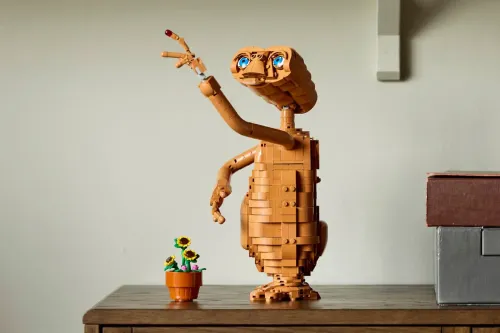 LEGO 推出 1,226 件《E.T. the Extra-Terrestrial》全可动套装,还原发光小小心
