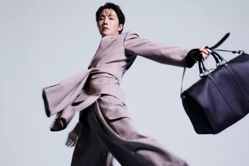 Louis Vuitton 品牌大使 j-hope 演绎 Keepall 全新形象广告