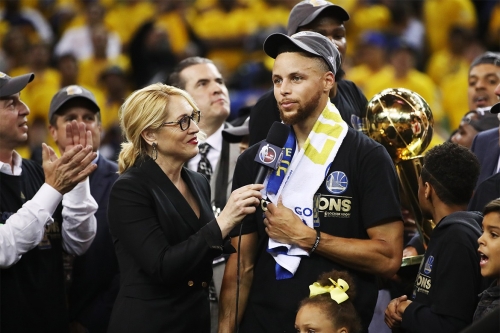 《纽约时报》评选 Stephen Curry 为过去 10 年最佳 NBA 球员