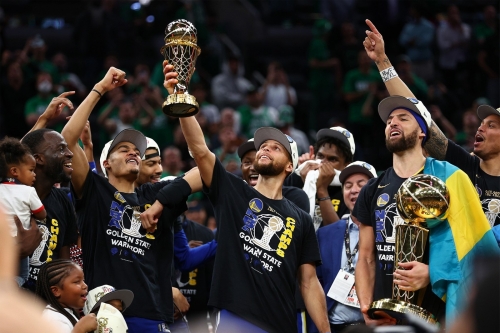 Stephen Curry 拿下 FMVP！金州勇士 4:2 击败波士顿凯尔特人赢得 NBA 总冠军