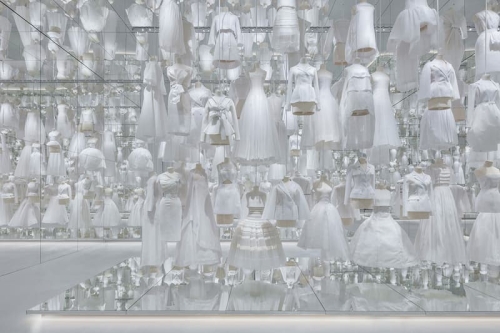 「Christian Dior: Designer of Dreams」最新展览正式登陆首尔