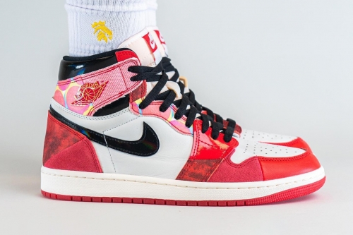 近赏《蜘蛛人：穿越新宇宙》电影主题 Air Jordan 1 High OG 鞋款上脚图辑