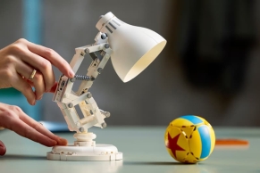 LEGO Ideas 正式推出 Pixar 经典可爱角色 Luxo Jr. 积木模型