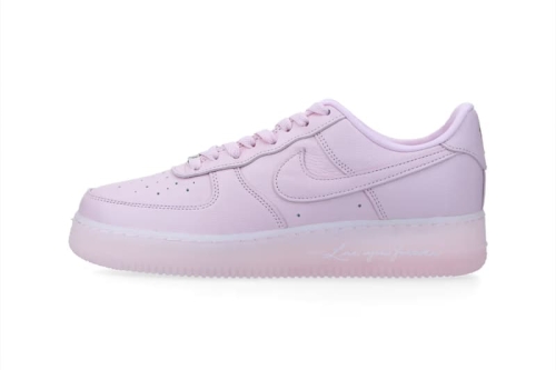 率先近赏 NOCTA × Nike Air Force 1 Low 最新配色「Pink Foam」鞋款
