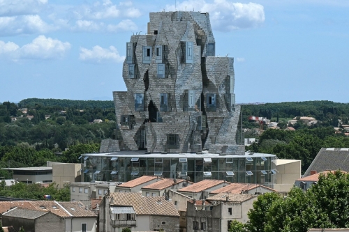 Frank Gehry 打造全新不锈钢反光钢材「The Tower」艺术塔楼