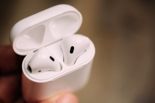 Apple 全新 AirPods 充电盒可为 iPhone 充电？