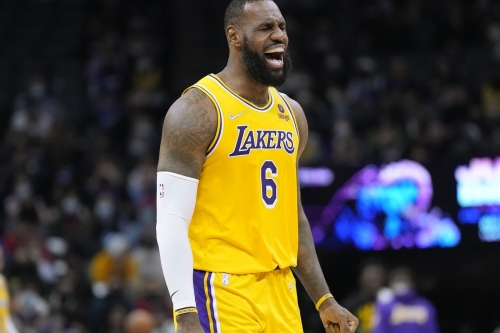 LeBron James 成为历史首位达成 3 万分、1 万篮板、1 万助攻球员