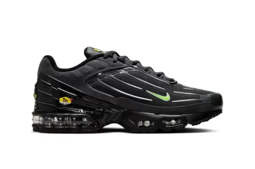 率先近赏 Nike Air Max Plus 3 全新配色「Black/Volt」鞋款