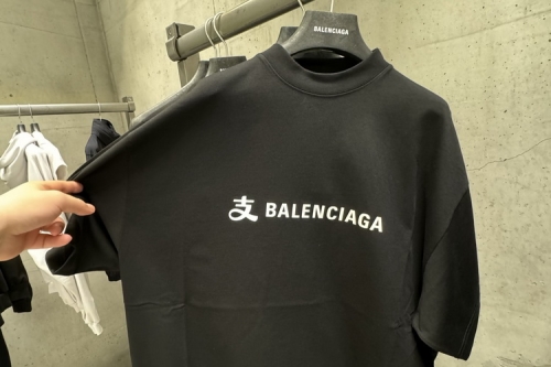 率先预览 BALENCIAGA 2025 春季系列单品