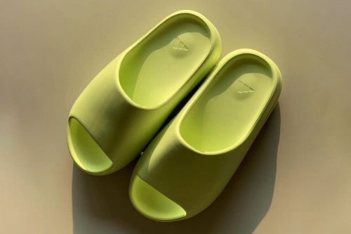 adidas YEEZY SLIDE 人气荧光配色「Glow Green」鞋款即将补货回归