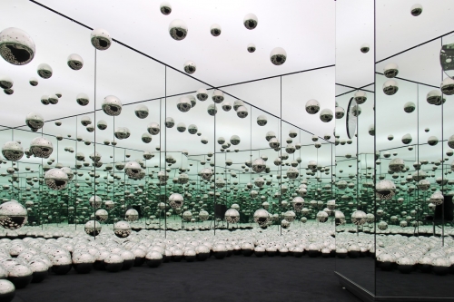 草间弥生为芝加哥 wndr museum 打造特别版 Infinity Mirror Room