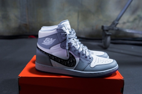 Dior × Jordan Brand Air Jordan 1 High OG 于 StockX 直飙天价