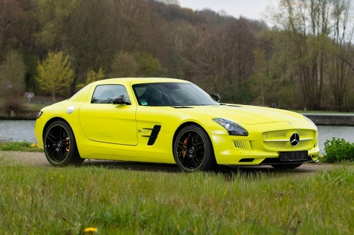 全球限量 9 辆 2013 年 Mercedes-Benz SLS AMG 电能车型进行出售