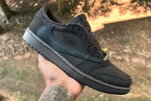 率先上手 Travis Scott × Air Jordan 1 Low OG 最新联名配色「Dark Mocha」鞋款