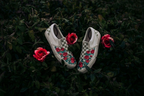 Vans 经典格纹 Slip-On 推出「玫瑰」绣花版本