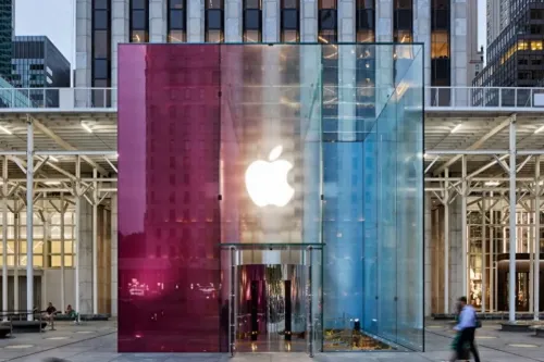 苹果纽约第五大道玻璃立方体换上新配色,为 iPhone 18 Pro 上市造势