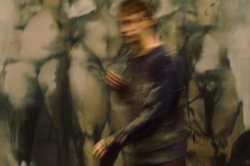 George Rouy《Shadowing》:弯折血肉与骨骼