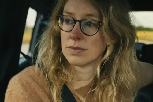 A24 释出 Elizabeth Holmes 纪录片《You Can See Everything》正式预告