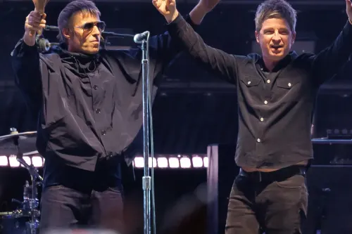 Disney 携手 Steven Knight 把「Oasis Live ’25」拍成一部配得上这次重组的终极摇滚纪录片