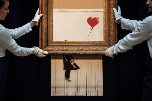 Banksy 自毁作品《Love is in the Bin》将再次展开拍卖