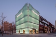 玻璃海浪下的面纱：MVRDV 以流动半透玻璃肋片包裹北京 Tiffany & Co. 旗舰店