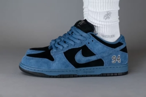 率先上脚 Supreme × Nike SB Dunk Low 最新联名配色「Ocean Fog」鞋款