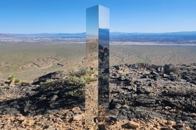 最新发现「神秘巨大金属碑」现身美国内华达沙漠