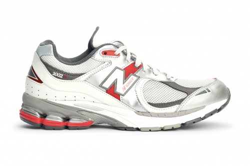 New Balance 2002R 全新配色「Metallic Silver/Red」鞋款正式登场