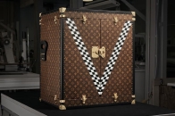 Louis Vuitton 专为 FIA 世界一级方程式世界锦标赛打造「硬箱奖杯」登场