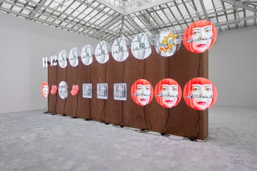 走进暴力煽动型艺术家 Jordan Wolfson 全新艺展《ARTISTS FRIENDS RACISTS》