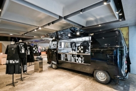Off-White™ × Bizy Boy 联名系列登陆 I.T 上海新天地
