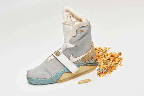 1989 年《Back to the Future II》元祖 Air Mag 电影道具拍卖中