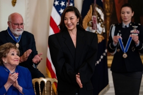 杨紫琼获颁美国平民最高荣誉「总统自由勋章」