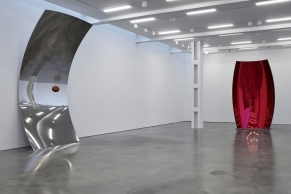 Anish Kapoor 纽约新展《Mirror Works》:镜面雕塑颠覆感知