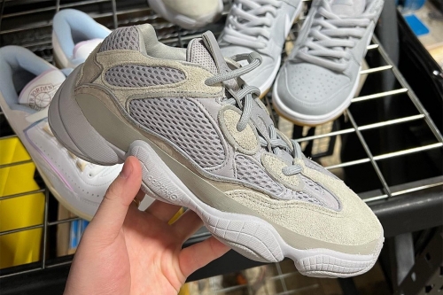 率先预览 adidas 重新独立生产 YEEZY 500 新鞋型