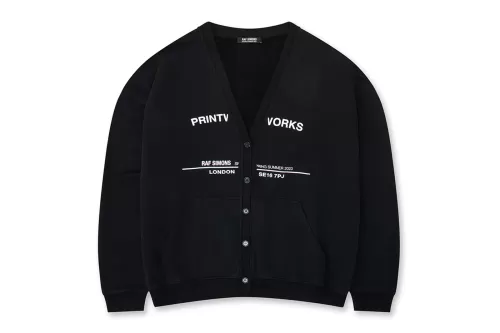 Raf Simons 正式推出 2023 春夏系列纪念开襟衫「Tour Cardigan」