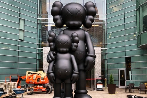 KAWS 全新雕塑作品 Companion「Waiting」揭晓