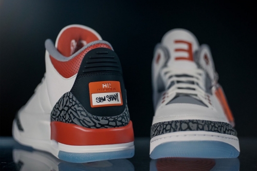 Eminem 近距离亮相 2022 超级杯演出著用 Air Jordan 3 鞋款「Air Shady」