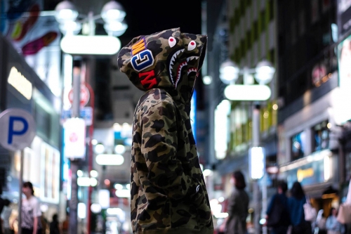 A BATHING APE 为 Double Shark Hoodie 推出 1ST CAMO 配色