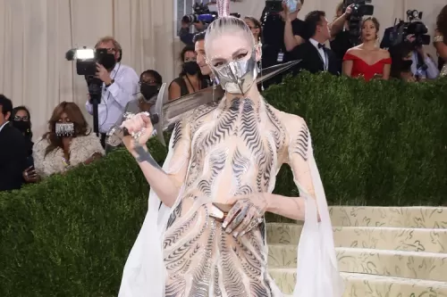 Grimes 表示不介意声音被运用在 AI 生成曲目，但她会收取 50% 版税