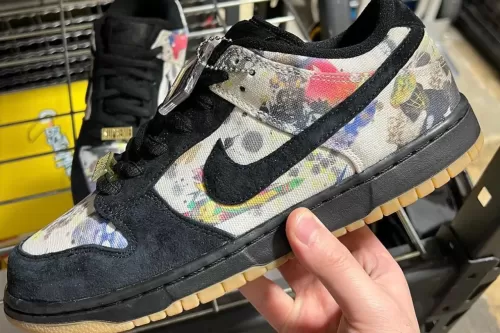 Supreme × Nike SB Dunk Low 全新联名鞋款率先曝光