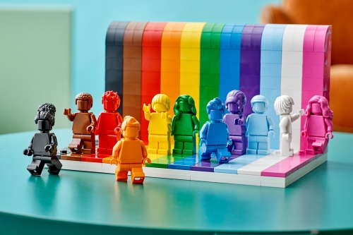 LEGO 打造全新 LGBTQIA + 彩虹旗帜积木组合