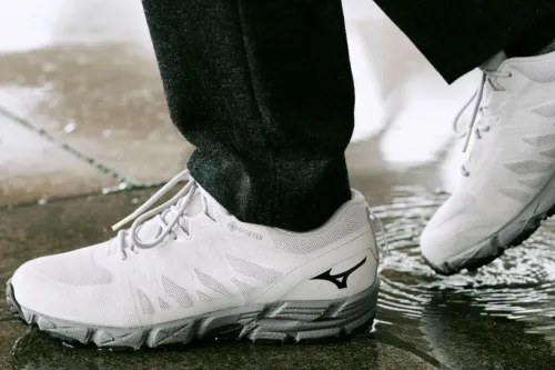 Margaret Howell × Mizuno 发布 V2 GORE-TEX「浅灰色」登山鞋